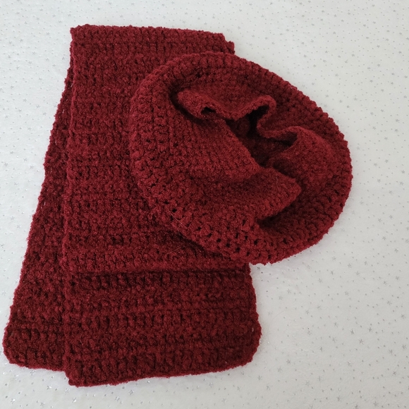 Handmade Crochet elegant Beret and Scarf set. - Picture 7 of 8